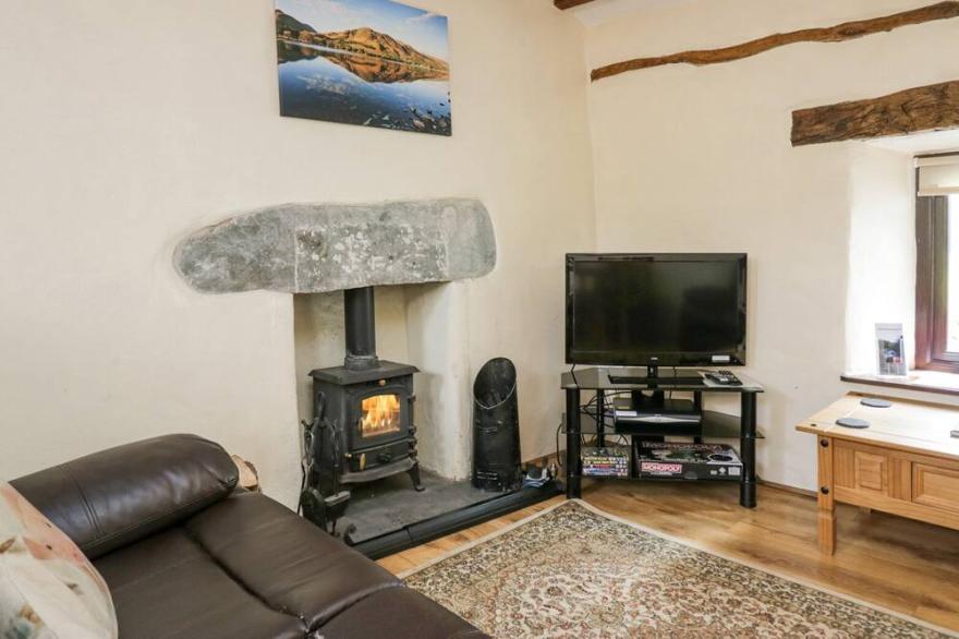 SHEPHERD'S COTTAGE, pet friendly, with open fire in Coniston