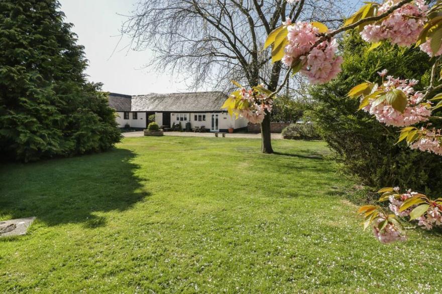 ORCHARD COTTAGE, pet friendly, with a garden in Shaftesbury