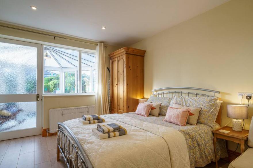 Riverbank -  Bungalow with private parking, lovely walks near by close to the town.