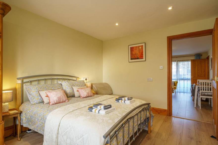 Riverbank -  Bungalow with private parking, lovely walks near by close to the town.