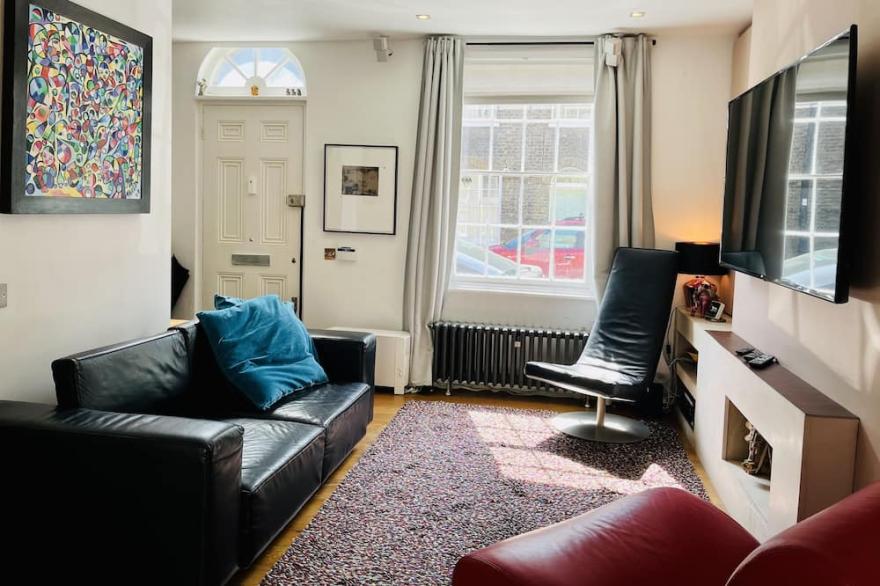 Georgian House on a very quiet and historic street w/ Garden & Tempur Beds