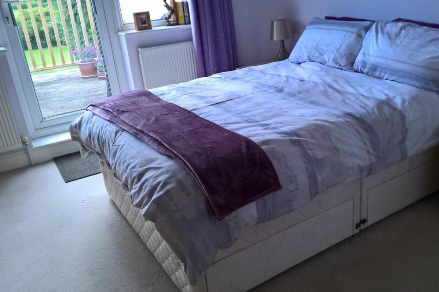 Chic country apartment stunning views, near villages & easy reach of London