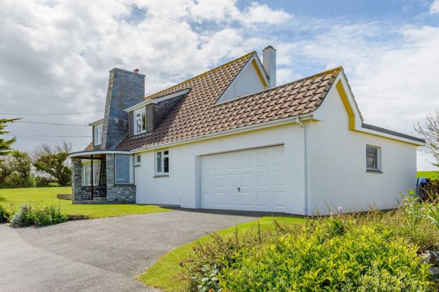 SHARMALYN HOUSE, family friendly, with a garden in Harlyn, Cornwall