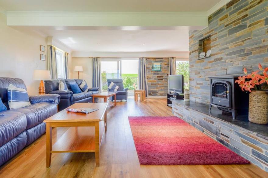 SHARMALYN HOUSE, family friendly, with a garden in Harlyn, Cornwall