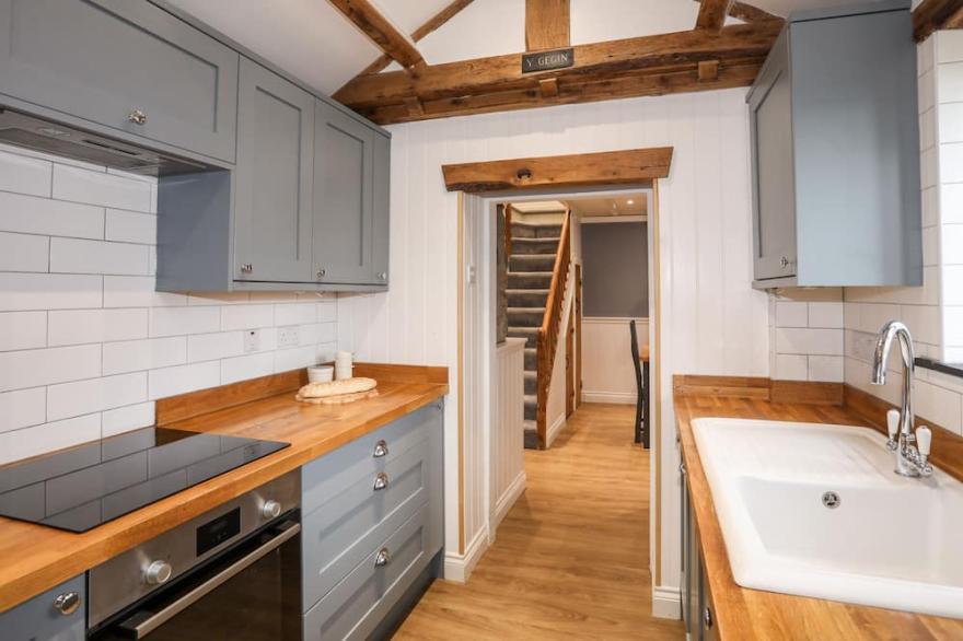 FELIN EITHIN, pet friendly, character holiday cottage in Nefyn