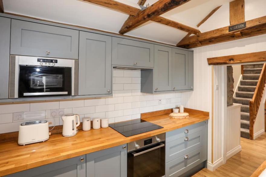 FELIN EITHIN, pet friendly, character holiday cottage in Nefyn