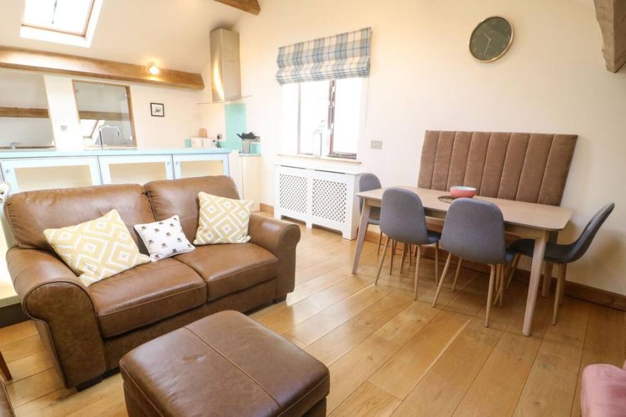 STEPPING STONES BARN, pet friendly, with a garden in Settle