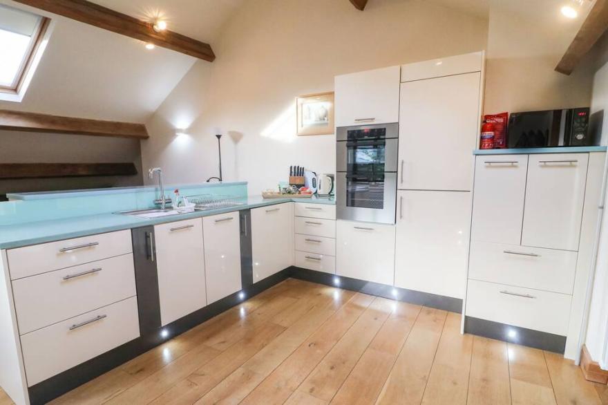 STEPPING STONES BARN, pet friendly, with a garden in Settle