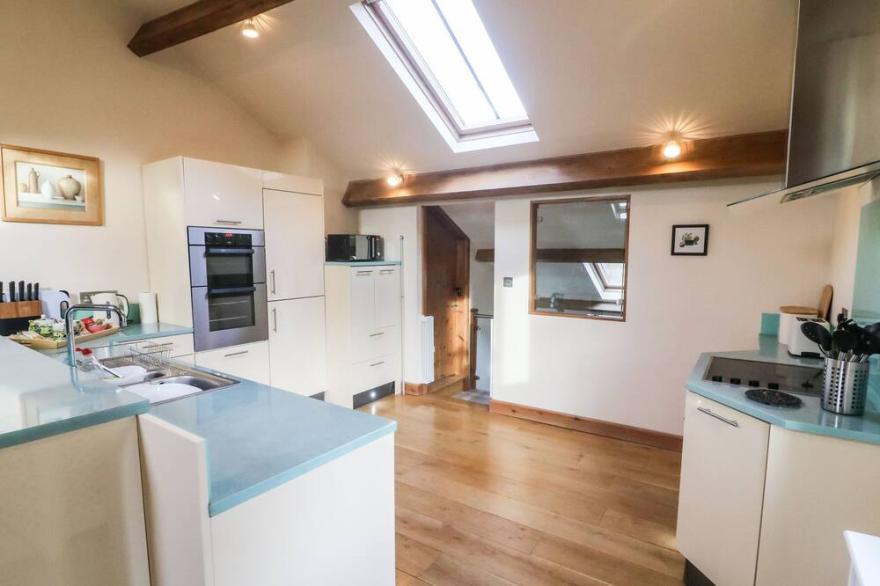STEPPING STONES BARN, pet friendly, with a garden in Settle