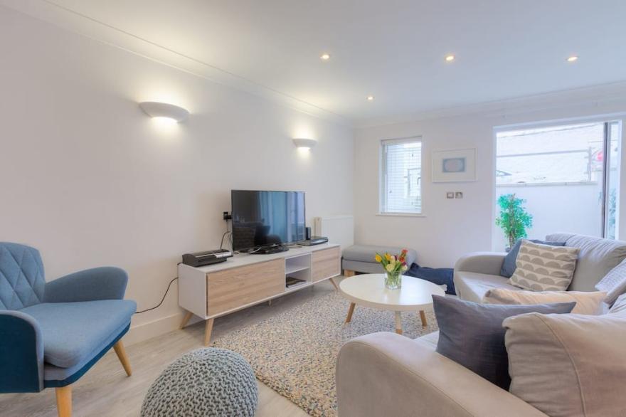 THE SANCTUARY, pet friendly, character holiday cottage in St Ives