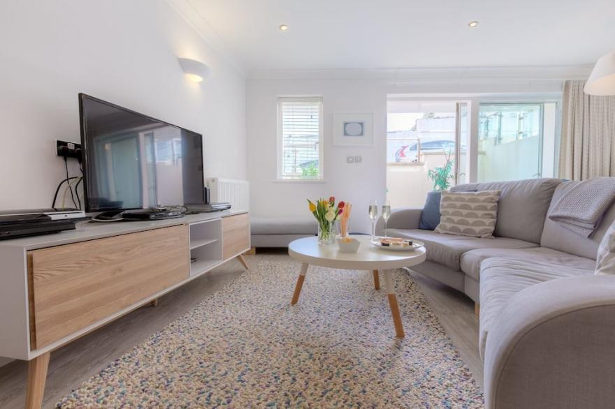THE SANCTUARY, pet friendly, character holiday cottage in St Ives