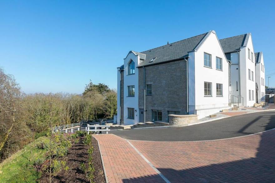SEA VISTA, pet friendly, character holiday cottage in Carbis Bay