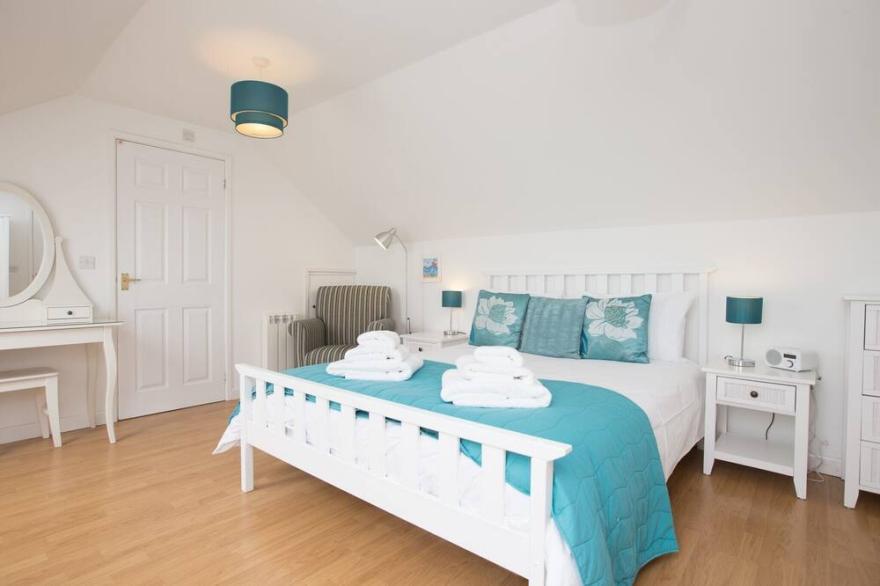 ATLANTIC BLUE, family friendly, country holiday cottage in Carbis Bay
