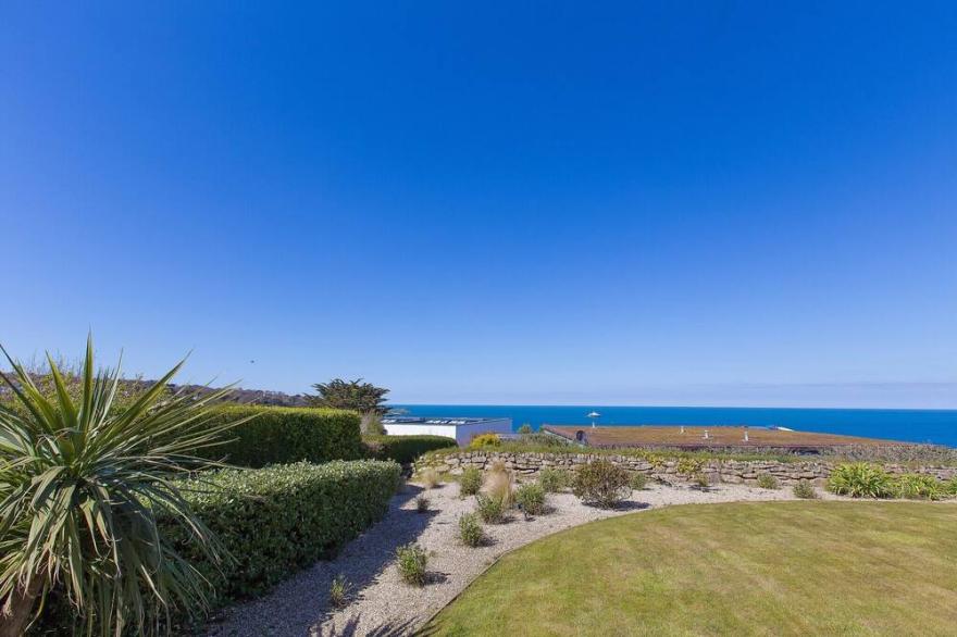 CARBIS SANDS, family friendly, country holiday cottage in Carbis Bay