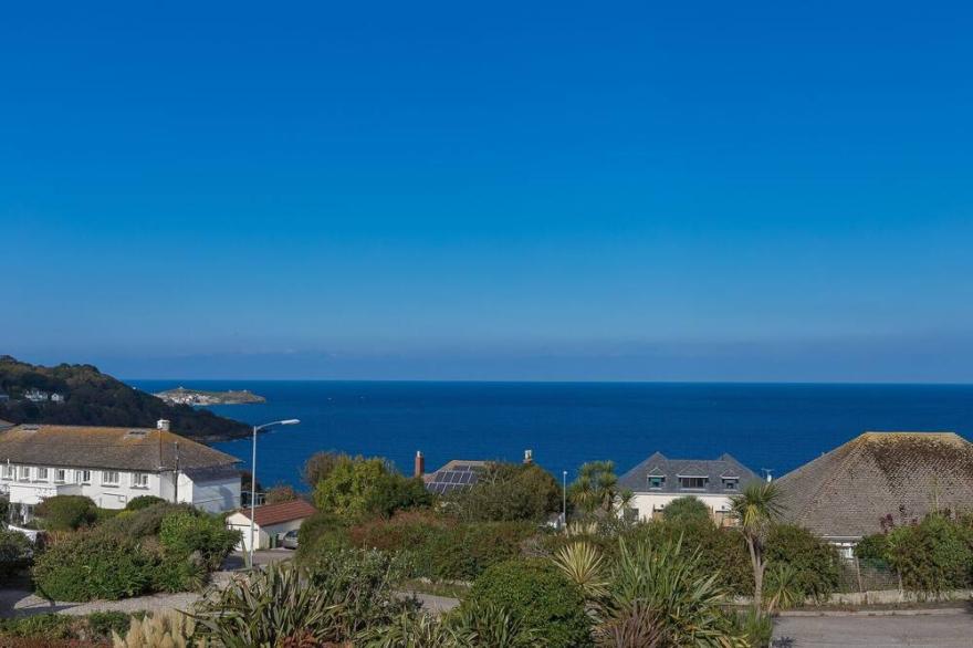 GODREVY VIEW, family friendly, country holiday cottage in Carbis Bay