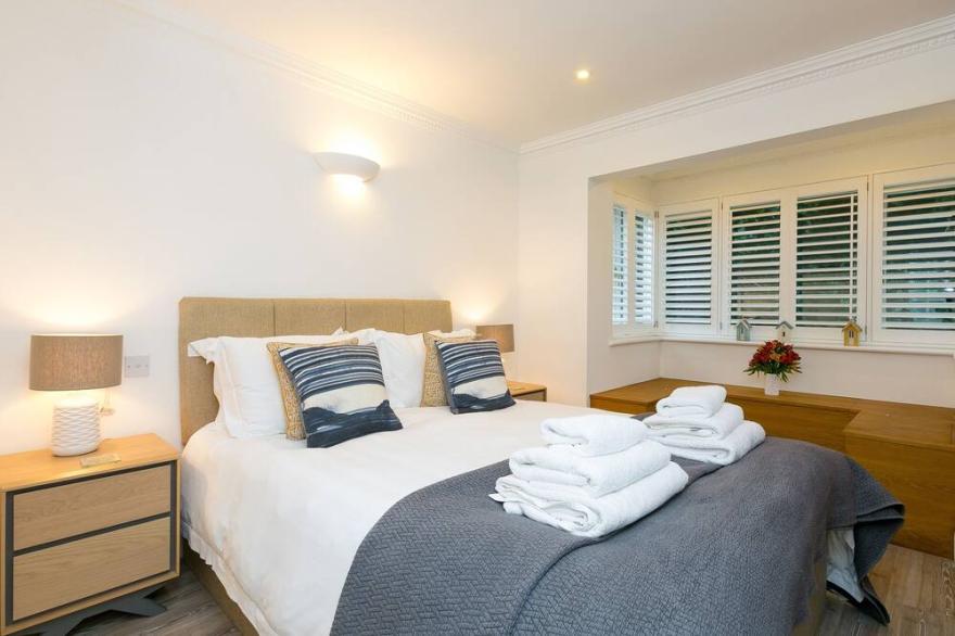 GODREVY VIEW, family friendly, country holiday cottage in Carbis Bay