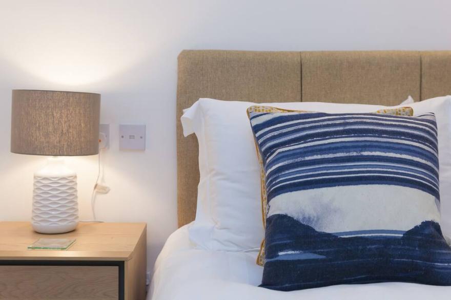 GODREVY VIEW, family friendly, country holiday cottage in Carbis Bay
