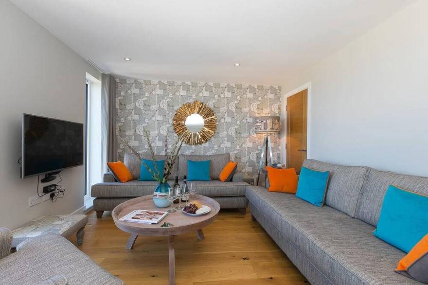 THE OYSTER, family friendly, character holiday cottage in St Ives