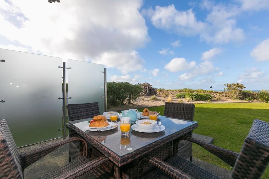 BEACH HAVEN, family friendly, country holiday cottage in Carbis Bay