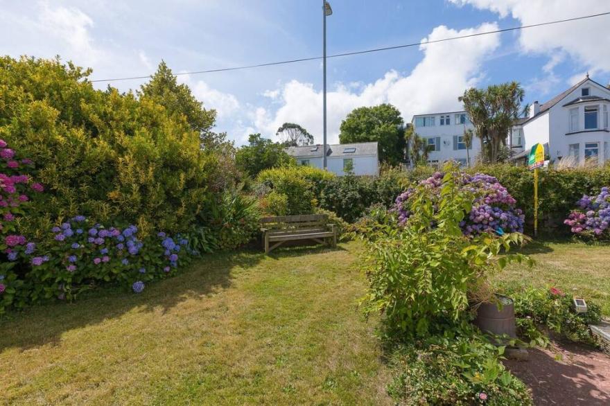 ATLANTIC WAVES, family friendly, with a garden in Carbis Bay