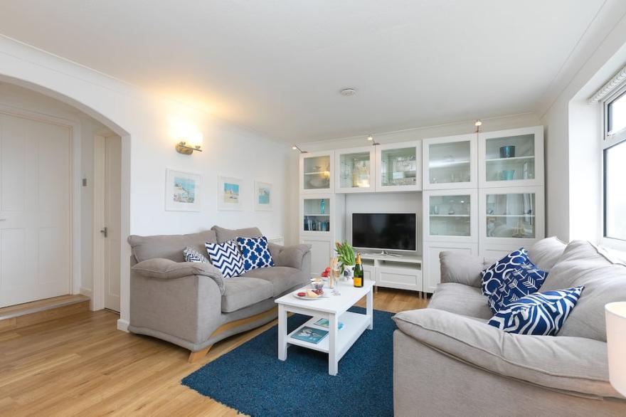 ATLANTIC WAVES, family friendly, with a garden in Carbis Bay