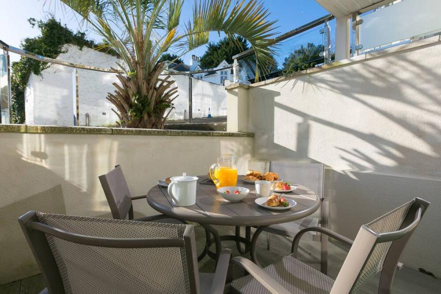 TIDES, pet friendly, character holiday cottage in St Ives