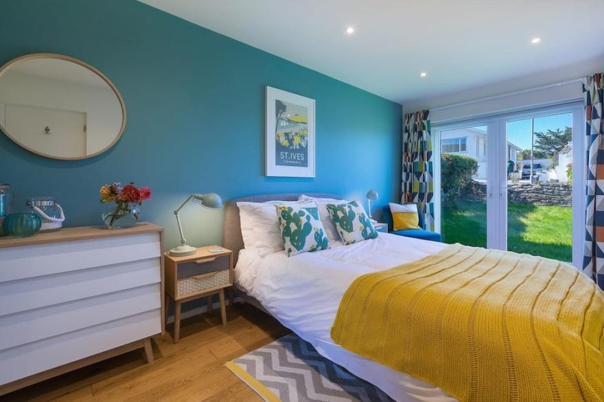 SECRET BEACH, pet friendly, character holiday cottage in Carbis Bay
