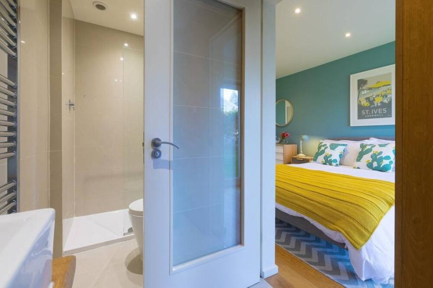 SECRET BEACH, pet friendly, character holiday cottage in Carbis Bay