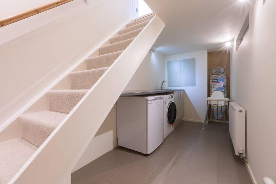 SECRET BEACH, pet friendly, character holiday cottage in Carbis Bay