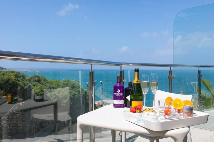 PORTSIDE, family friendly, country holiday cottage in Carbis Bay