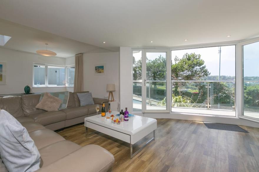 PORTSIDE, family friendly, country holiday cottage in Carbis Bay