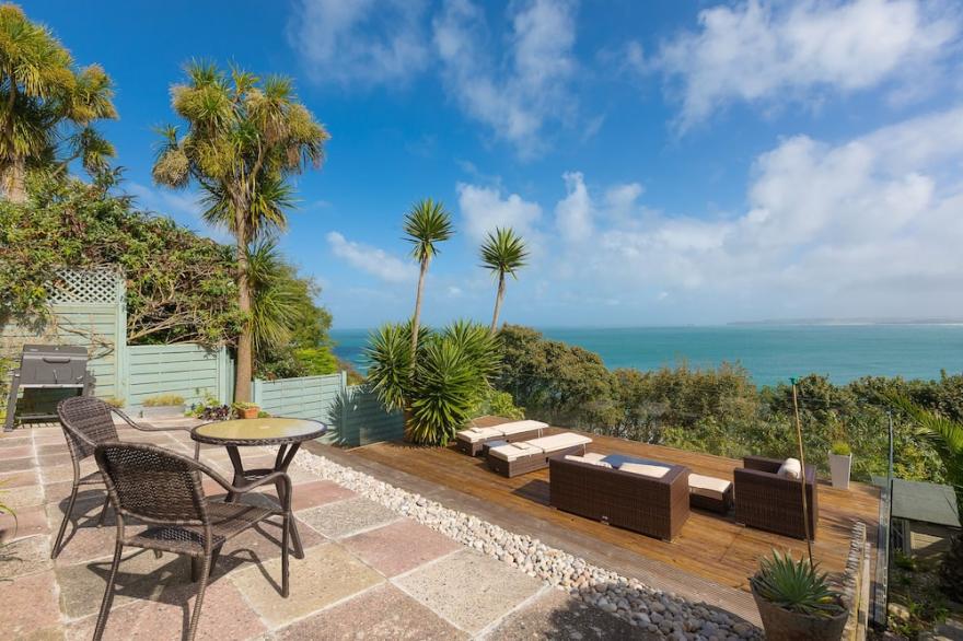 THE BREAKERS, pet friendly, character holiday cottage in Carbis Bay