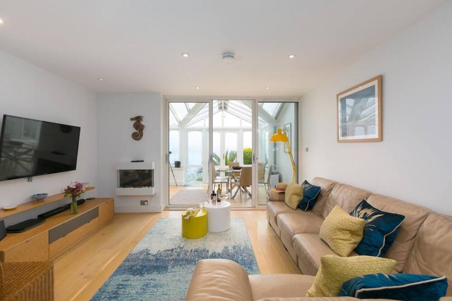 THE BREAKERS, pet friendly, character holiday cottage in Carbis Bay