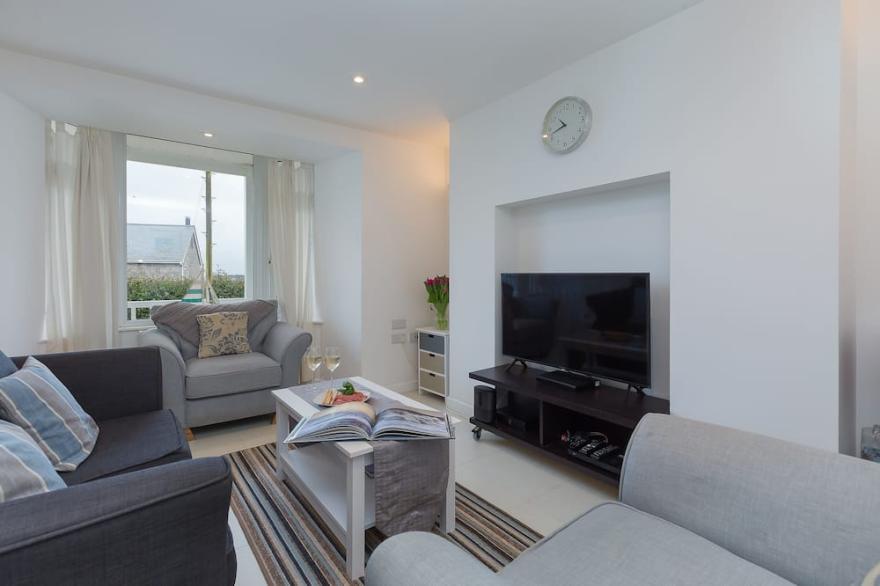 OCEAN GATE, pet friendly, with a garden in Carbis Bay