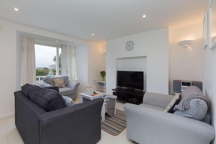 OCEAN GATE, pet friendly, with a garden in Carbis Bay