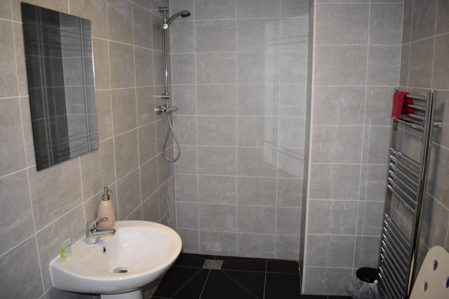 Luxurious disabled friendly apartment with parking