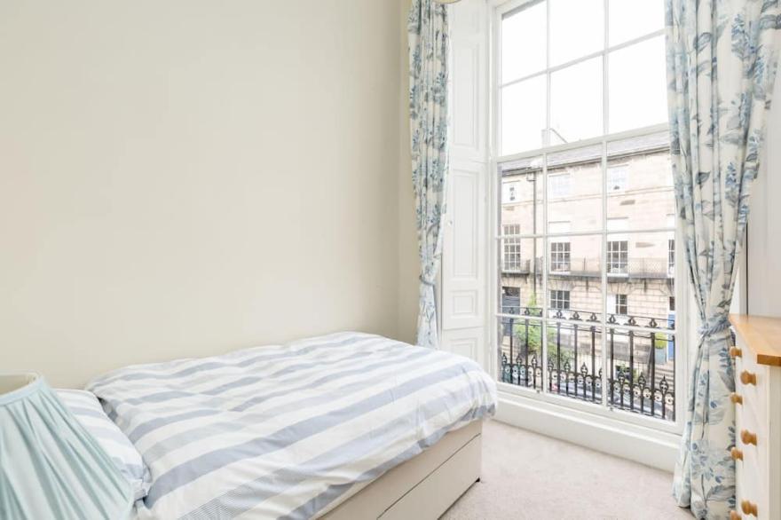 Light and Spacious 2 Bedroom Flat in Heart of Edinburgh
