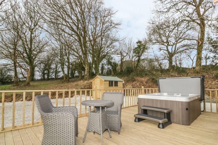 LITTLE ORCHARD LODGE, romantic, luxury holiday cottage in Goonhavern