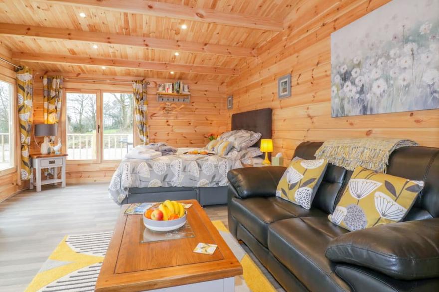 LITTLE ORCHARD LODGE, romantic, luxury holiday cottage in Goonhavern