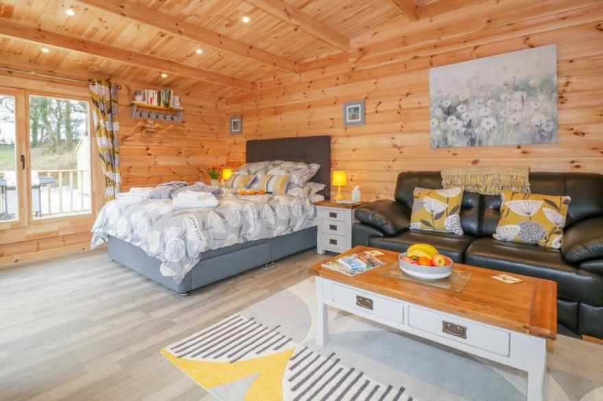 LITTLE ORCHARD LODGE, romantic, luxury holiday cottage in Goonhavern