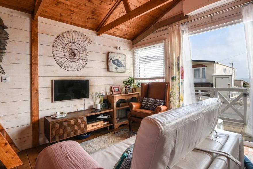 SEA SPRAY, pet friendly, country holiday cottage in Lyme Regis