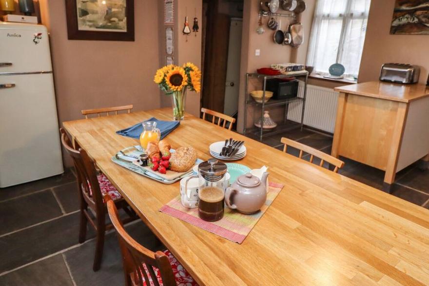 STORM COTTAGE, family friendly, character holiday cottage in Whitby