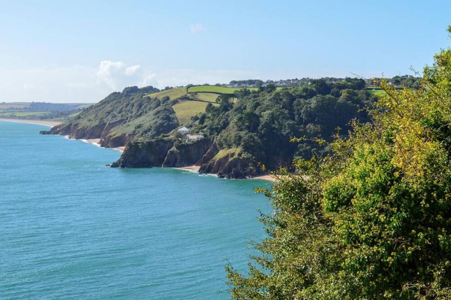 CURLEW, pet friendly, with pool in Dartmouth