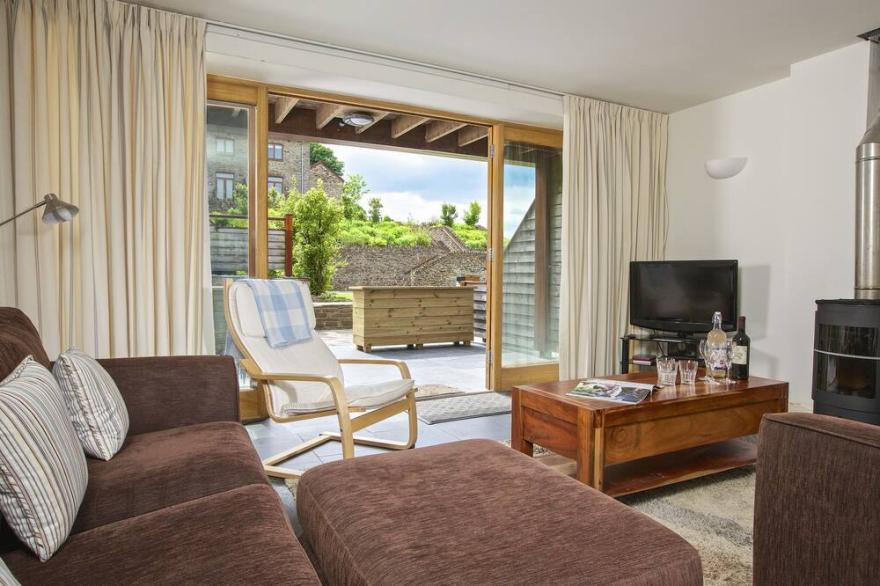 CURLEW, pet friendly, with pool in Dartmouth