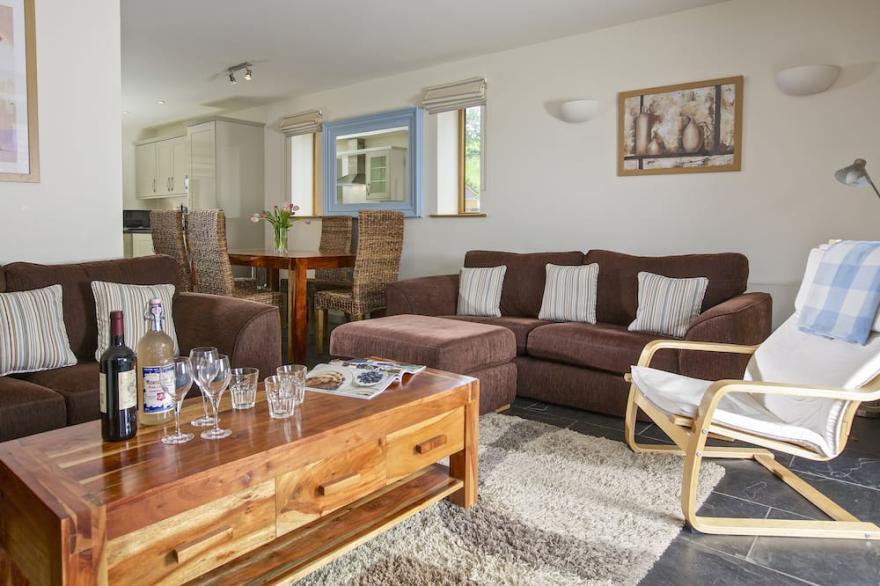 CURLEW, pet friendly, with pool in Dartmouth