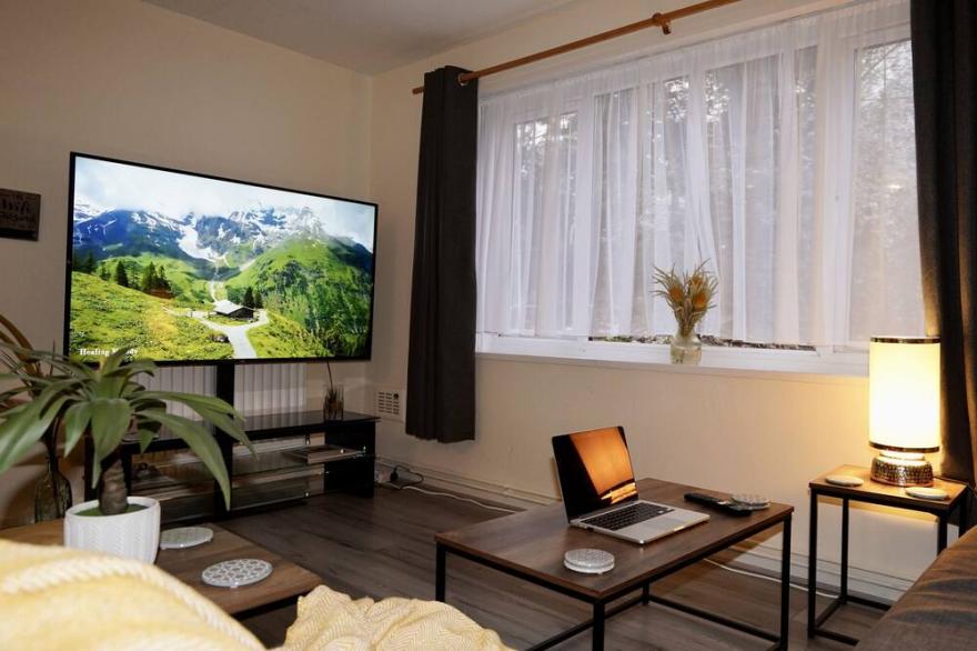 Spacious 2 Bedroom Flat on Ground Floor