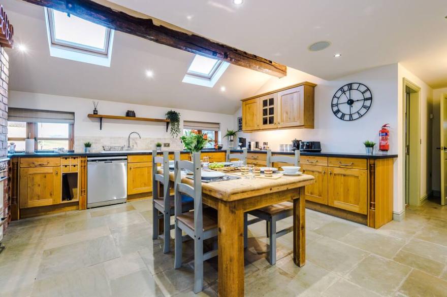 Large & Luxurious Barn with Hot Tub & log burner!