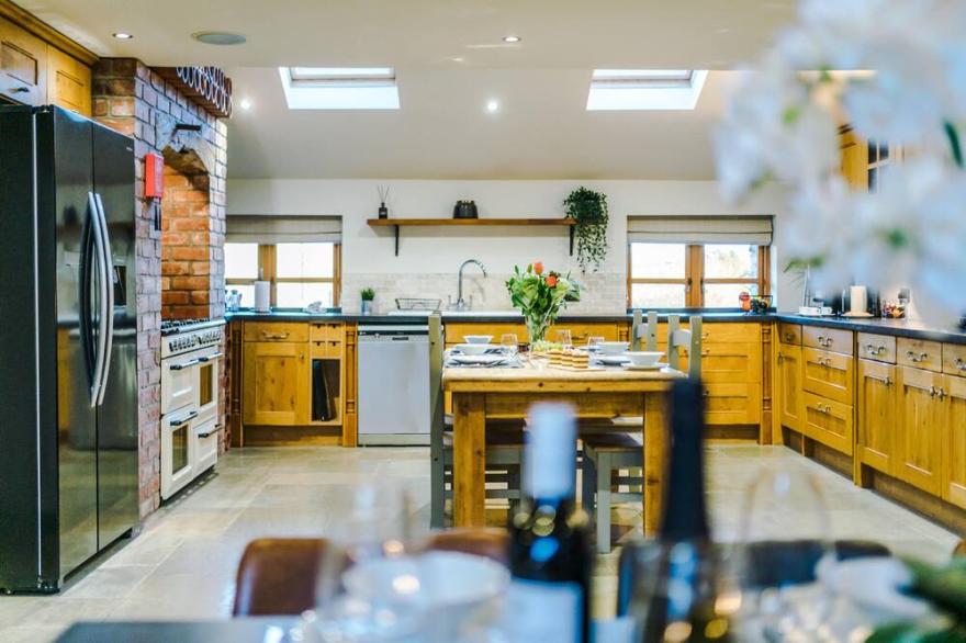 Large & Luxurious Barn with Hot Tub & log burner!