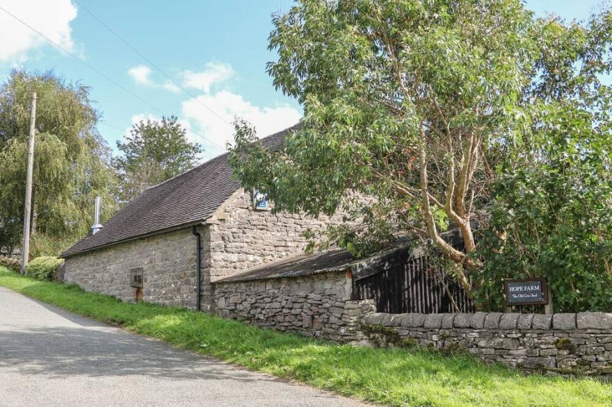 THE OLD COW SHED, pet friendly, with open fire in Alstonefield