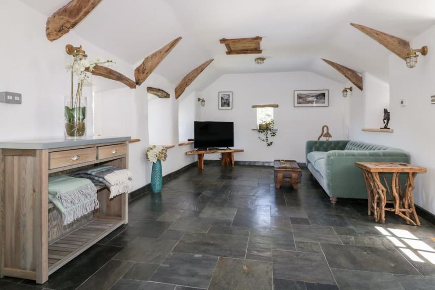HARBOUR COTTAGE, pet friendly, luxury holiday cottage in Boscastle